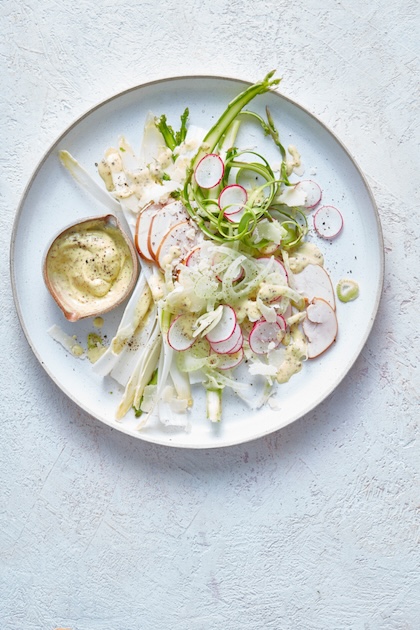 Salade van dungeschilde witte en groene asperges